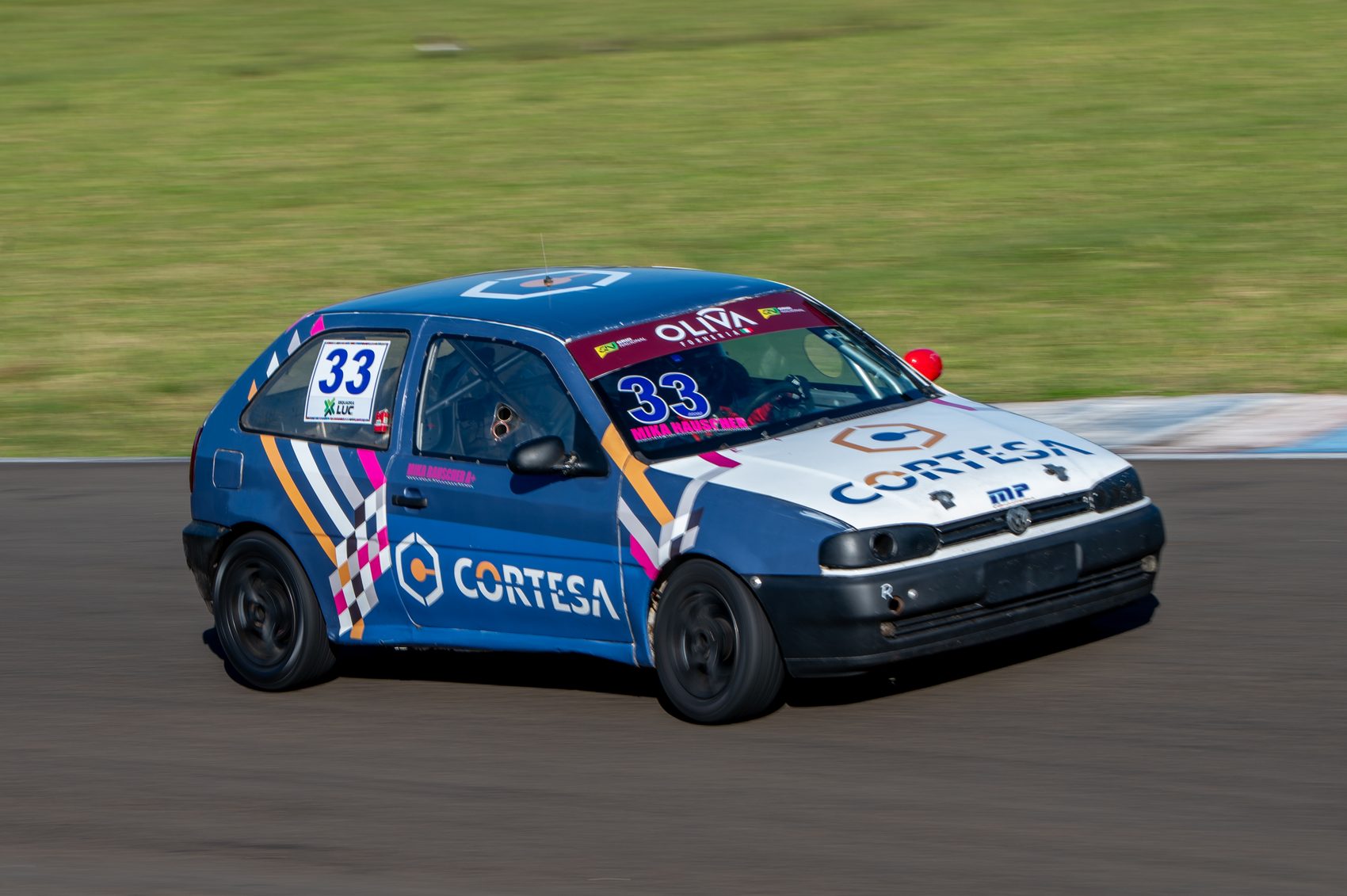 Carros do Gold Turismo em curva